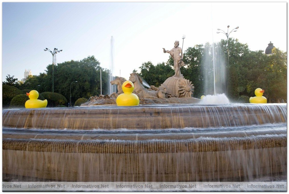 Eladio de Mora - dEmo: Patos, instalacin temporal en la fuente de Cibeles, Madrid.-