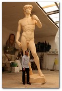 :: Pulse para Ampliar :: dEmo junto a la escultura del David en su taller de Madrid
