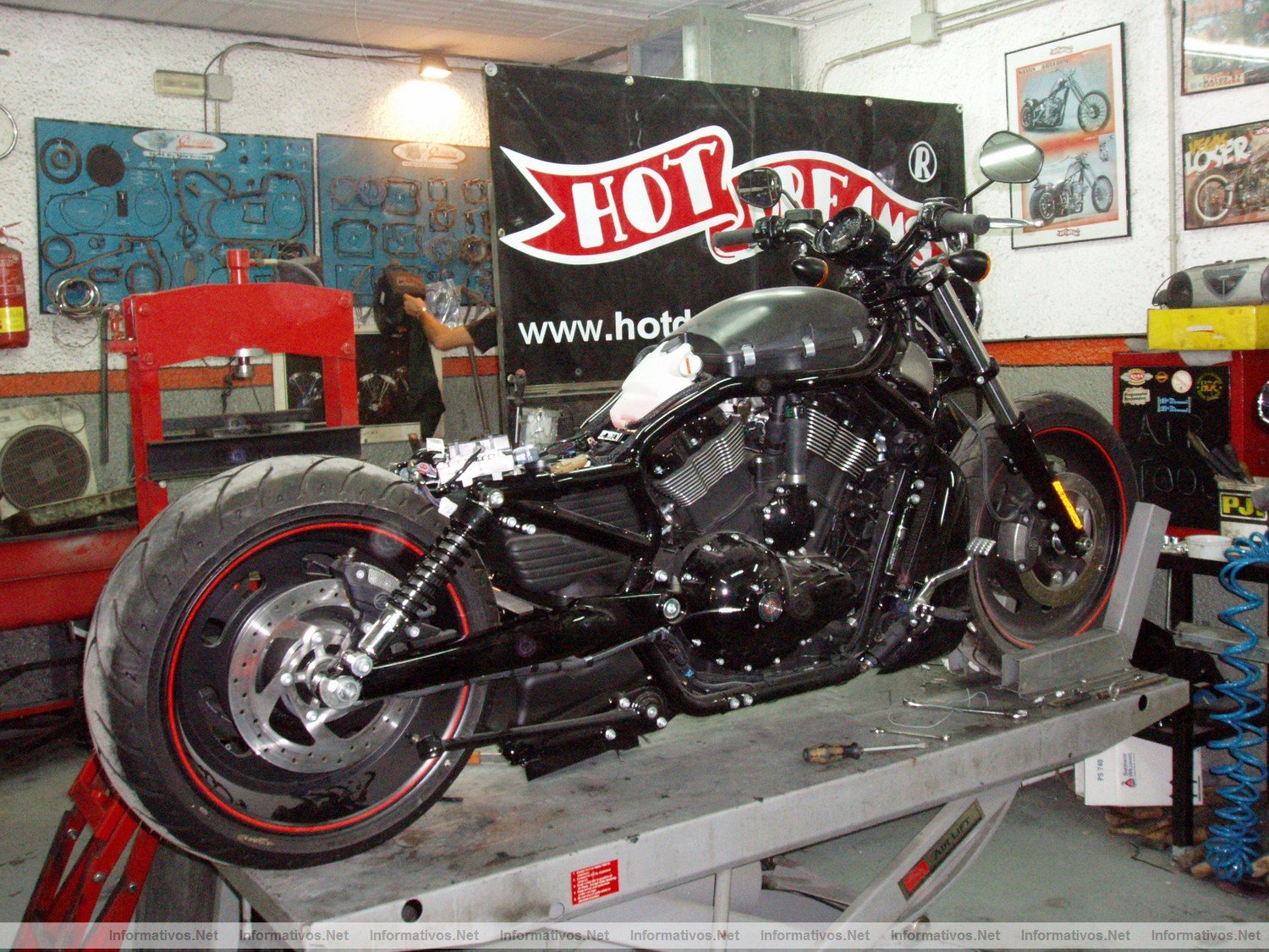 La Harley Custo Edicin Limitada a 1 unidad exclusiva. Se subasta el prximo 21 de Diciembre de 2010. Proceso de montaje y diseo
