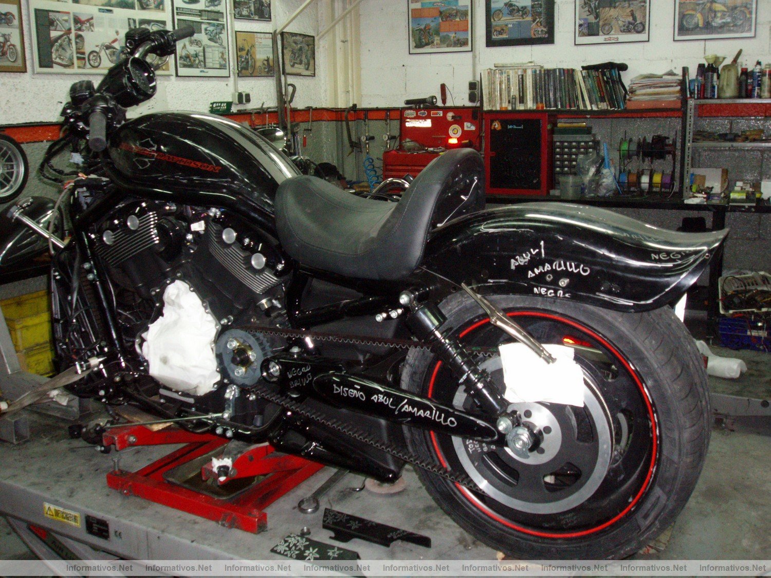 La Harley Custo Edicin Limitada a 1 unidad exclusiva. Se subasta el prximo 21 de Diciembre de 2010. Proceso de montaje y diseo