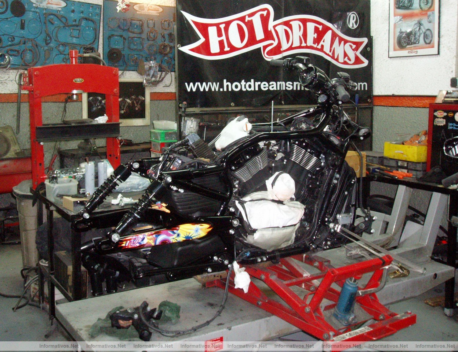 La Harley Custo Edicin Limitada a 1 unidad exclusiva. Se subasta el prximo 21 de Diciembre de 2010. Proceso de montaje y diseo