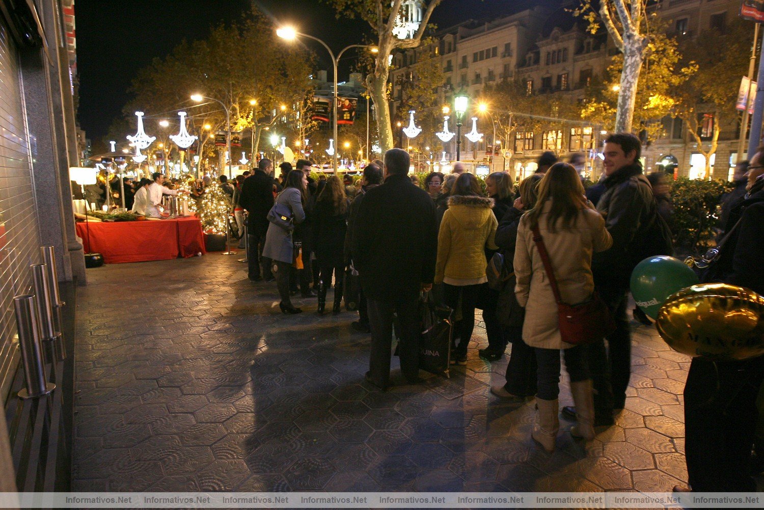 BCN2DIC010.- The Shopping Night Barcelona: Ambiente