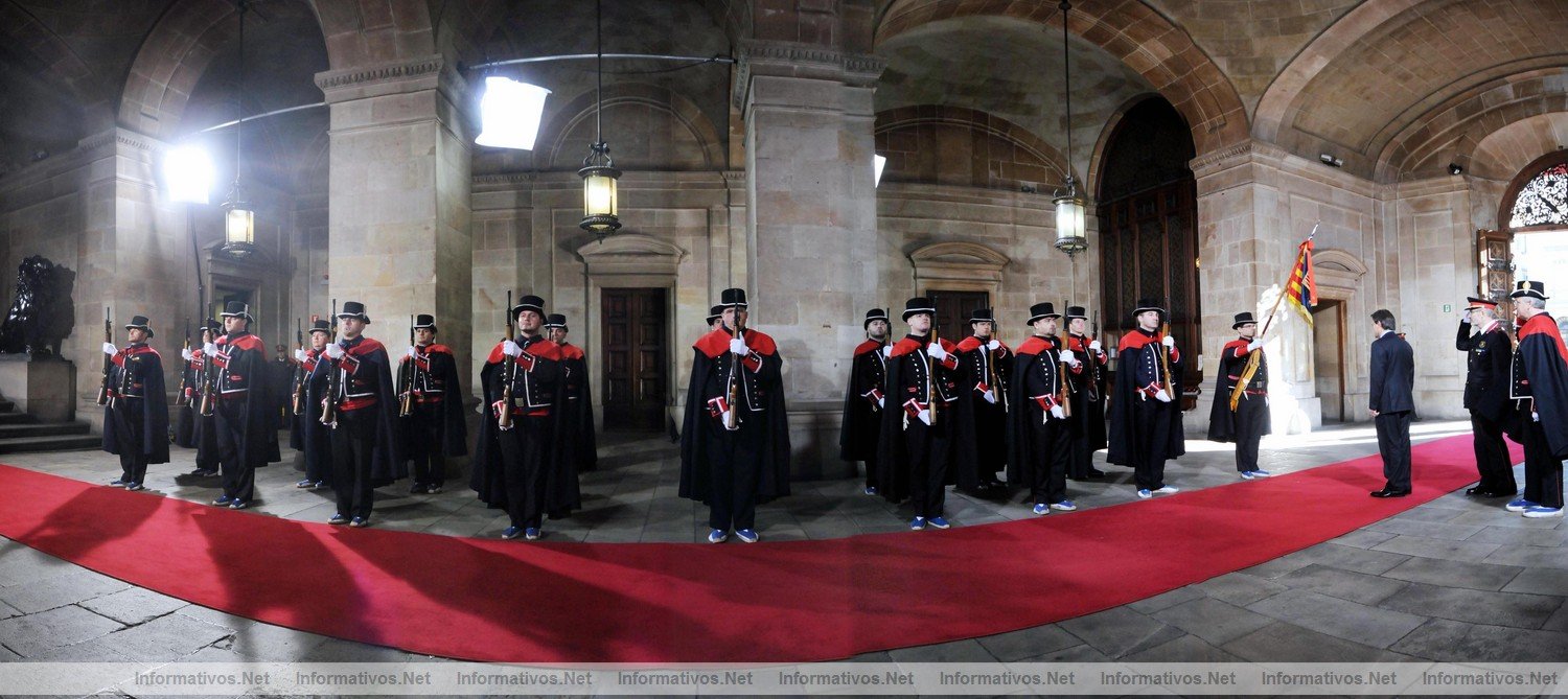 BCN27DIC010.- Acto de toma de posesin del nuevo presidente de la Generalitat, Artur Mas. Pasando revista a la Guardia de Gala de los Mossos de Escuadra
