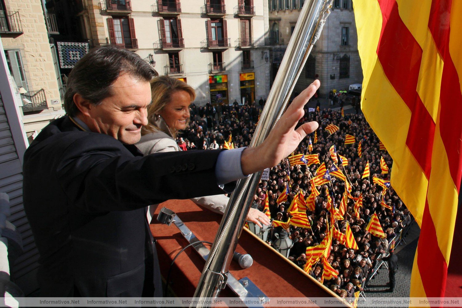 BCN27DIC010.- Acto de toma de posesin del nuevo presidente de la Generalitat, Artur Mas. Saludo desde el balcn junto a su esposa, Helena Rakostnik