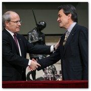 :: Pulse para Ampliar :: BCN27DIC010.- Acto de toma de posesión del nuevo presidente de la Generalitat, Artur Mas. Con José Montilla Aguilera (ex-presidente)