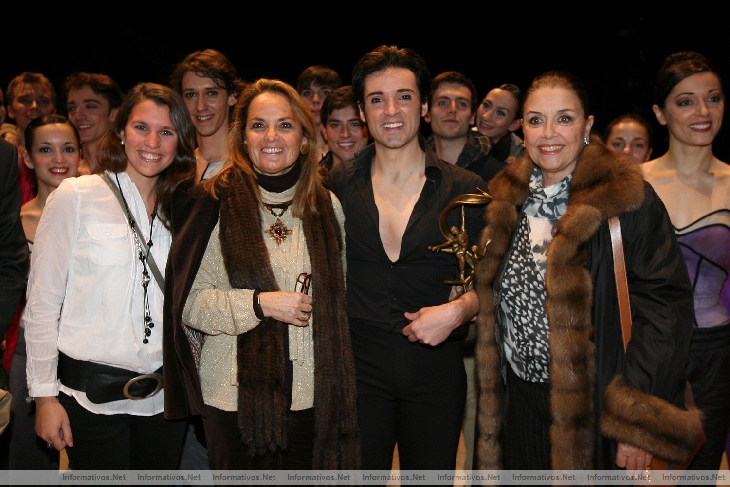 BCN21ENE2011.- Premier Angel Corella en el Teatro Tvoli. De izq a Drcha.: Helena Rakosnik acompaada de la novia de su hijo; ngel Corella; Mnica Randall; Carmen Corella.