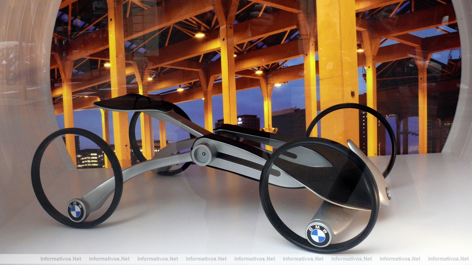 BCN19ENE011.- El traje que te transporta: las nuevas ideas para modelos de movilidad innovadores. Una iniciativa del Instituto Europeo di Design y BMW.