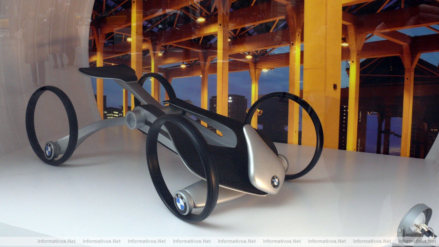 BCN19ENE011.- El traje que te transporta: las nuevas ideas para modelos de movilidad innovadores. Una iniciativa del Instituto Europeo di Design y BMW.