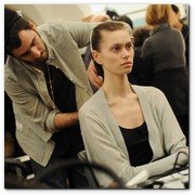 :: Pulse para Ampliar :: MILAN, ITALY - FEBRUARY 26:  A model prepares backstage prior the Philipp Plein fashion show as part of  Milan Fashion Week Womenswear Autumn/Winter 2011  on February 26, 2011 in Milan, Italy.  (Photo by Stefania D'Alessandro/Getty Images)