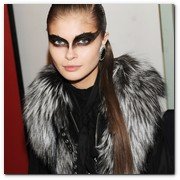 :: Pulse para Ampliar :: MILAN, ITALY - FEBRUARY 26:  A model prepares backstage prior the Philipp Plein fashion show as part of  Milan Fashion Week Womenswear Autumn/Winter 2011  on February 26, 2011 in Milan, Italy.  (Photo by Stefania D'Alessandro/Getty Images)