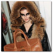 :: Pulse para Ampliar :: MILAN, ITALY - FEBRUARY 26:  A model prepares backstage prior the Philipp Plein fashion show as part of  Milan Fashion Week Womenswear Autumn/Winter 2011  on February 26, 2011 in Milan, Italy.  (Photo by Stefania D'Alessandro/Getty Images)