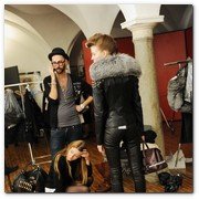 :: Pulse para Ampliar :: MILAN, ITALY - FEBRUARY 26:  Models prepare backstage prior the Philipp Plein fashion show as part of  Milan Fashion Week Womenswear Autumn/Winter 2011  on February 26, 2011 in Milan, Italy.  (Photo by Stefania D'Alessandro/Getty Images)