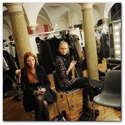 :: Pulse para Ampliar :: MILAN, ITALY - FEBRUARY 26:  Models prepare backstage prior the Philipp Plein fashion show as part of  Milan Fashion Week Womenswear Autumn/Winter 2011  on February 26, 2011 in Milan, Italy.  (Photo by Stefania D'Alessandro/Getty Images)