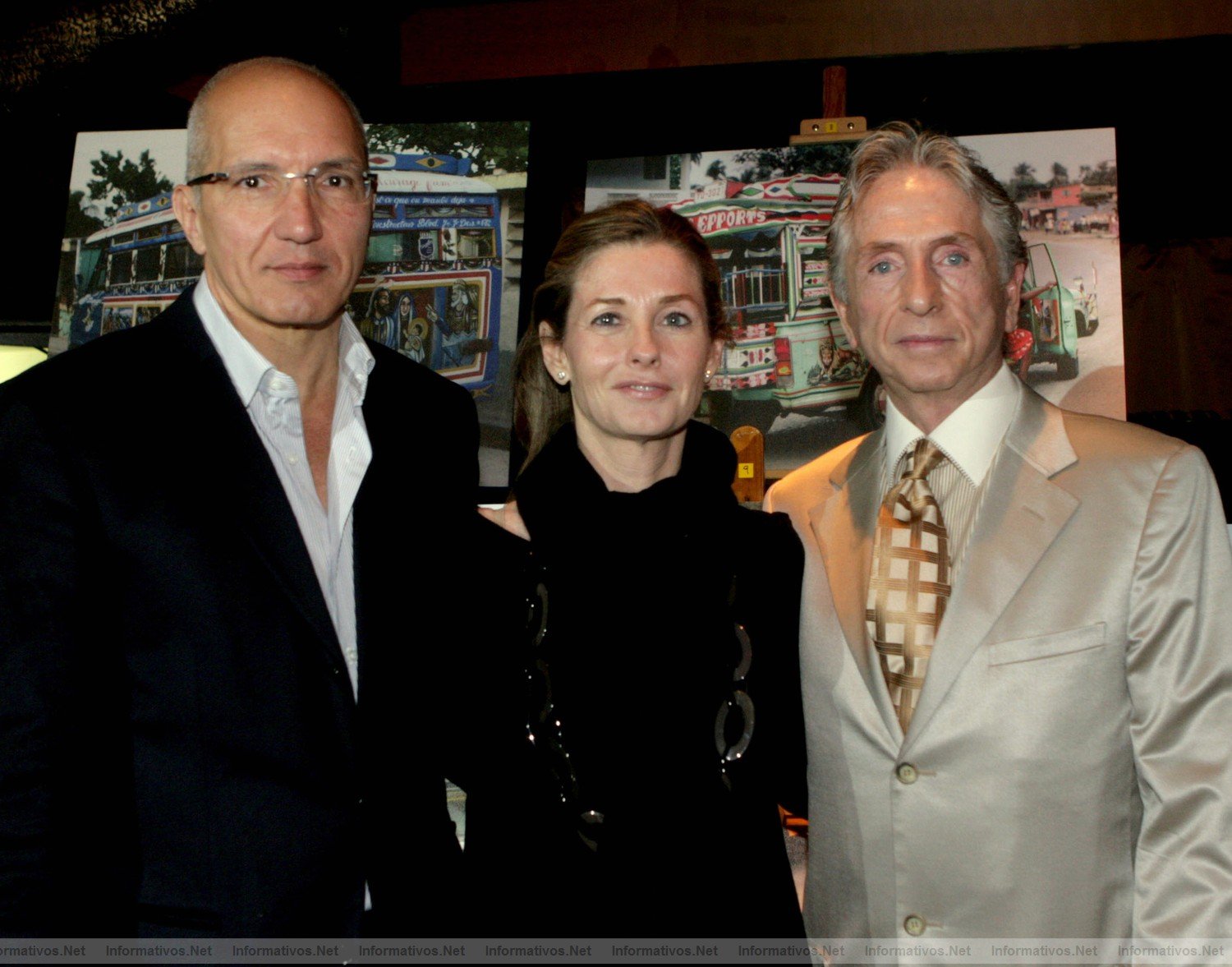 Los Tap-Taps solidarios de Carlos Martorell: una accin humanitaria por Hait: Ramn Bords, Isabel Estany y Carlos Martorelll
