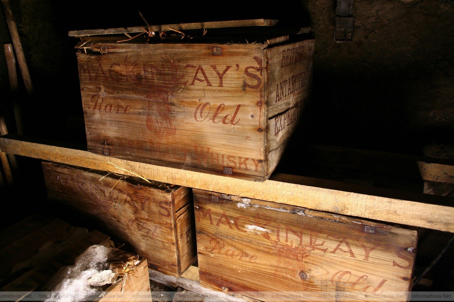 Whyte & Mackay ha recreado con xito un whisky de 100 aos enterrado bajo el hielo antrtico por Ernest Shackleton. Las cajas originales tal y como se encontraron en 2007