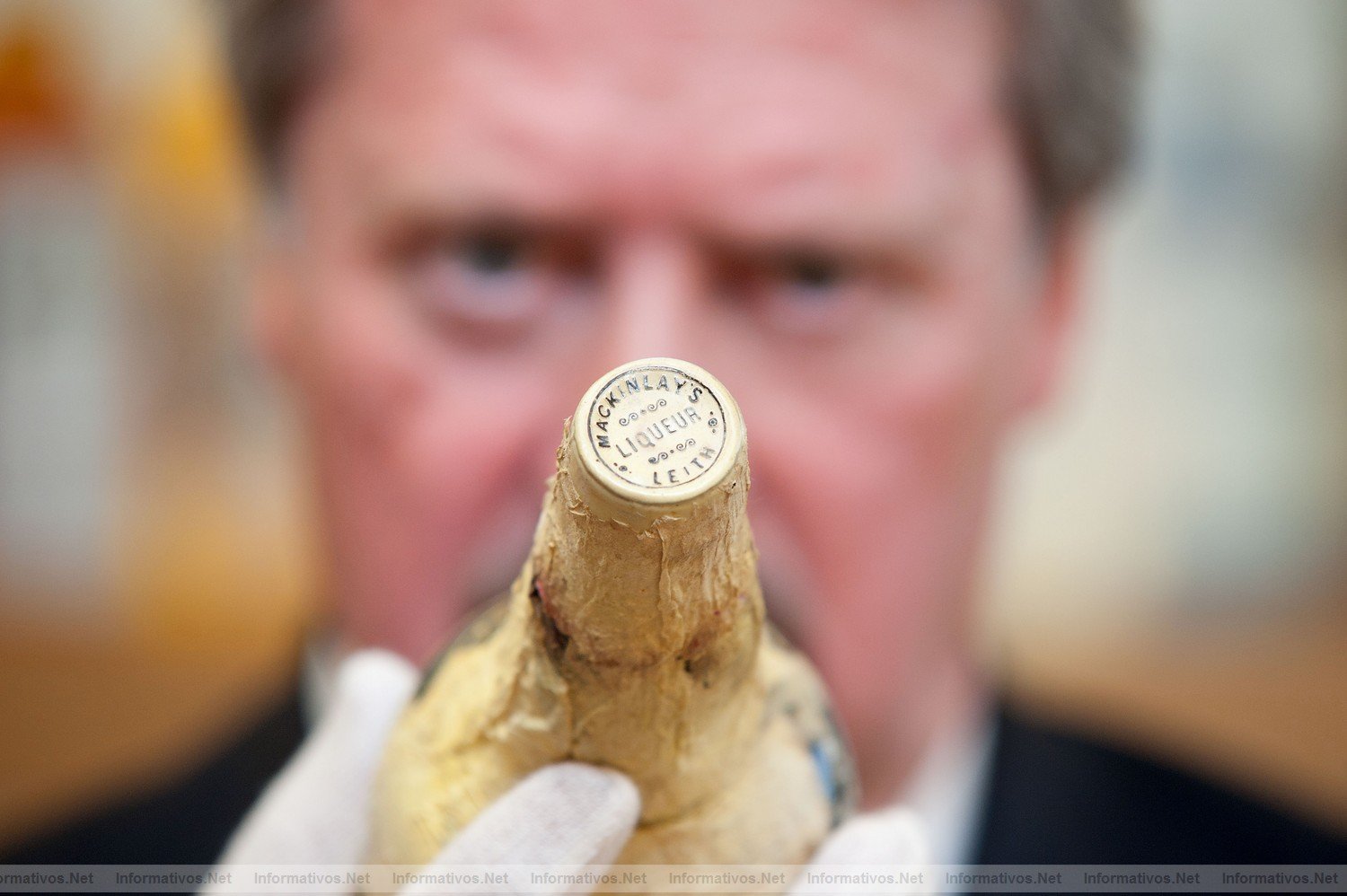 Whyte & Mackay ha recreado con xito un whisky de 100 aos enterrado bajo el hielo antrtico por Ernest Shackleton. El maestro catador de la compaa, Richard Paterson, analiza una de las botellas originales