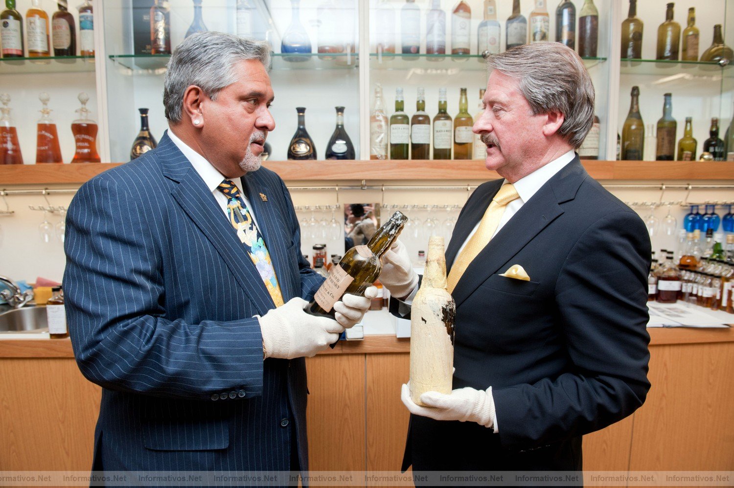 Whyte & Mackay ha recreado con xito un whisky de 100 aos enterrado bajo el hielo antrtico por Ernest Shackleton. El doctor Vijay Mallya, que transport en su jet privado las botellas hasta Escocia aparece junto a Richard Paterson, el maestro catador de la compaa, discutiendo sobre el proceso de la rplica.