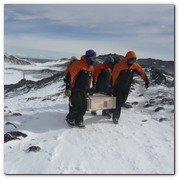 :: Pulse para Ampliar :: Whyte & Mackay ha recreado con éxito un whisky de 100 años enterrado bajo el hielo antártico por Ernest Shackleton. Personal de la Antarctic Heritage Trust realizando el traslado de las cajas hasta Nueva Zelanda y desde allí, posteriormente, a Escocia.