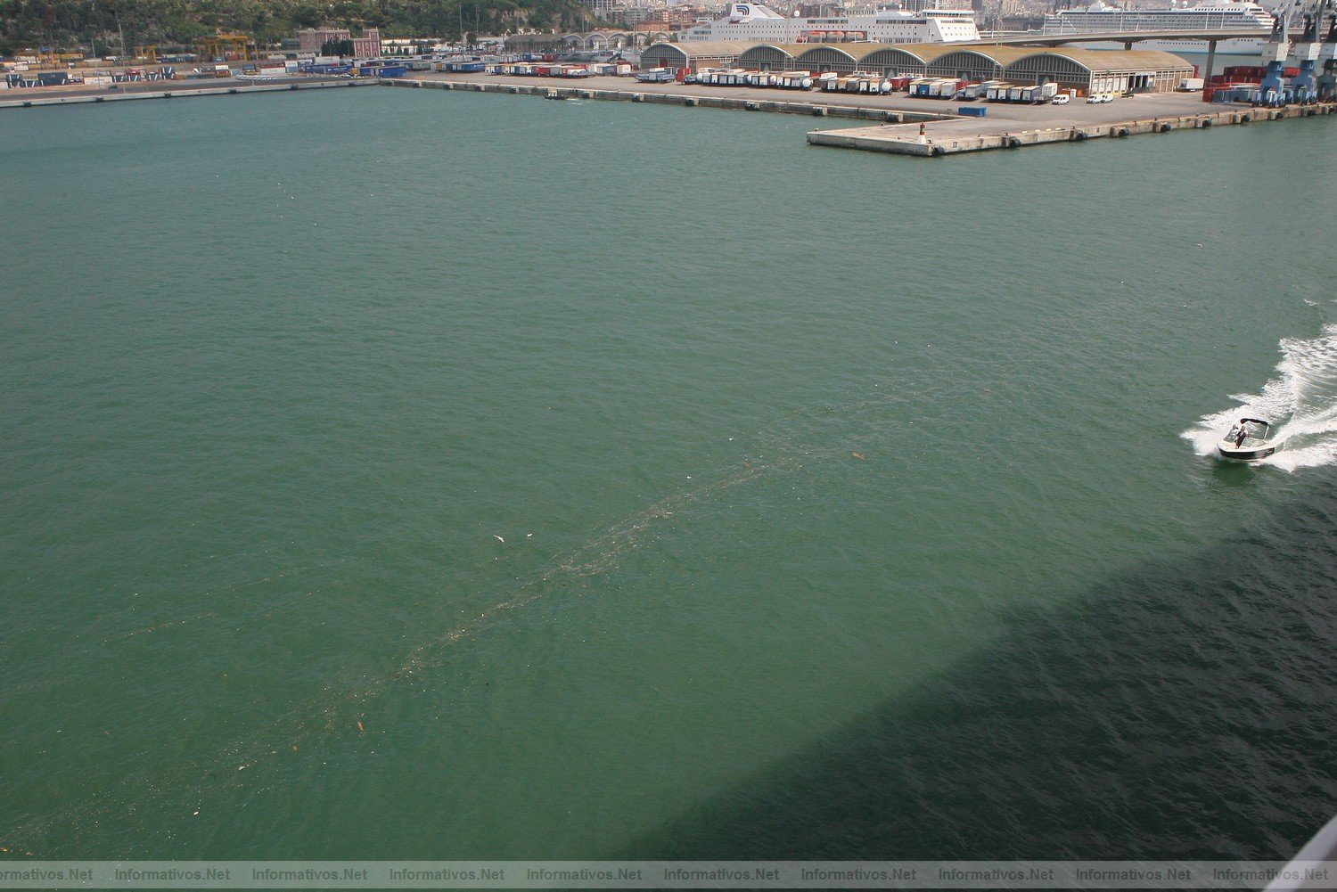 Contaminacin y suciedad en el Puerto de Barcelona (Espaa)
