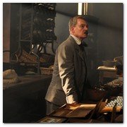 :: Pulse para Ampliar :: Estreno 25 de Marzo 2011: Encontrarás dragones se centra en la investigación que Robert, un periodista, está realizando sobre una serie de acontecimientos acaecidos durante la Guerra Civil Española que tuvieron como protagonistas a su propio padre y a un joven sacerdote, Josemaría Escrivá de Balaguer.