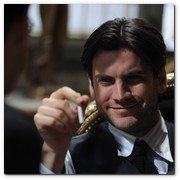 :: Pulse para Ampliar :: Estreno 25 de Marzo 2011: Encontrarás dragones se centra en la investigación que Robert, un periodista, está realizando sobre una serie de acontecimientos acaecidos durante la Guerra Civil Española que tuvieron como protagonistas a su propio padre y a un joven sacerdote, Josemaría Escrivá de Balaguer.