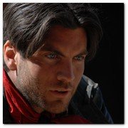:: Pulse para Ampliar :: Estreno 25 de Marzo 2011: Encontrarás dragones se centra en la investigación que Robert, un periodista, está realizando sobre una serie de acontecimientos acaecidos durante la Guerra Civil Española que tuvieron como protagonistas a su propio padre y a un joven sacerdote, Josemaría Escrivá de Balaguer.