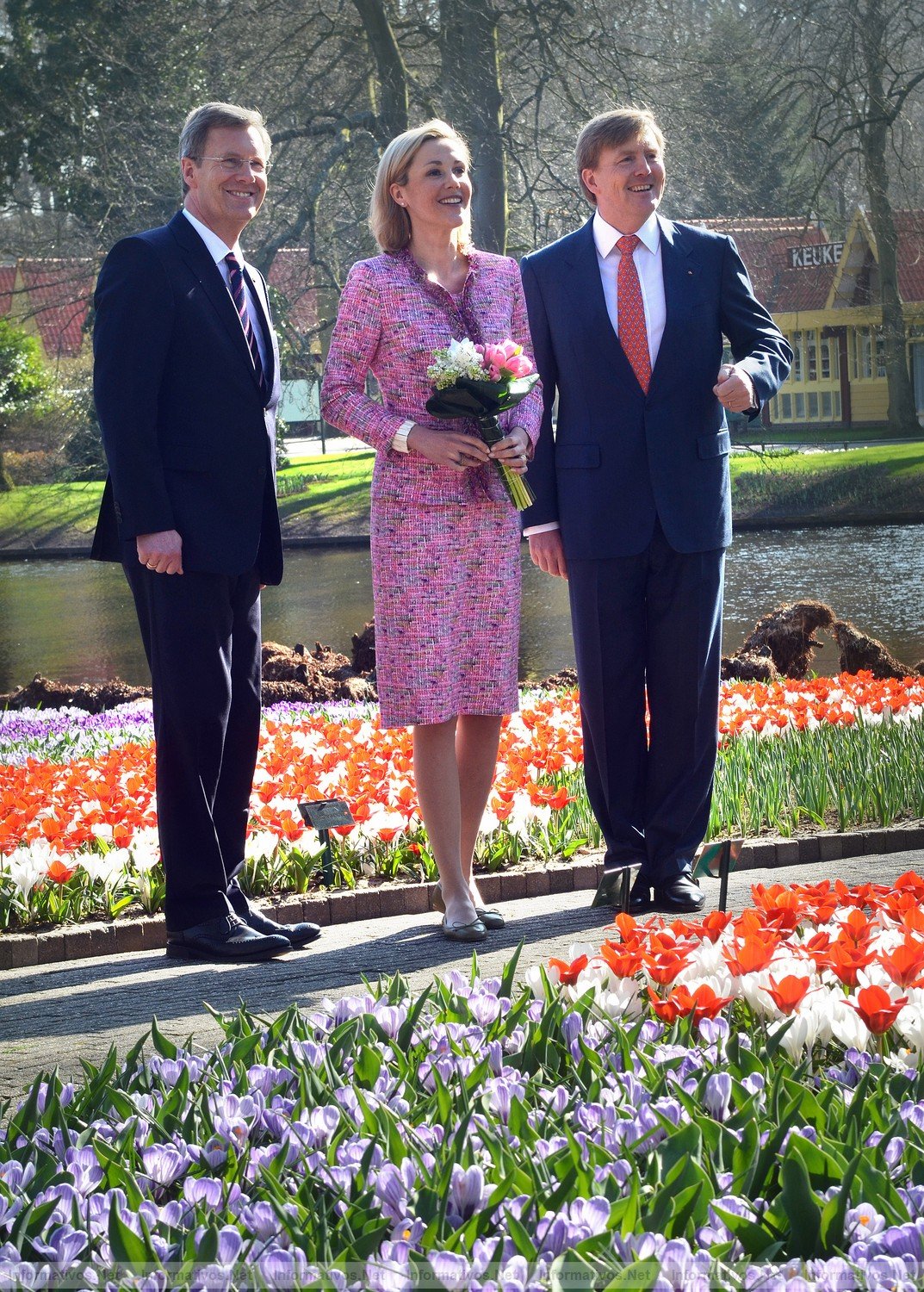 MARZ011.- Bettina Wulff, esposa del presidente de la Repblica Federal de Alemania, ha inaugurado  la 62 exposicin de flores de Keukenhof. Acompaada por su marido Christian Wulff y el prncipe de la corona holandesa Willem-Alexander, Bettina bautiz una nueva variedad de tulipn de bonito colorido, que llevar su nombre.