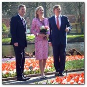 :: Pulse para Ampliar :: MARZ011.- Bettina Wulff, esposa del presidente de la República Federal de Alemania, ha inaugurado  la 62 exposición de flores de Keukenhof. Acompañada por su marido Christian Wulff y el príncipe de la corona holandesa Willem-Alexander, Bettina bautizó una nueva variedad de tulipán de bonito colorido, que llevará su nombre.