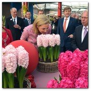 :: Pulse para Ampliar :: MARZ011.- Bettina Wulff, esposa del presidente de la República Federal de Alemania, ha inaugurado  la 62 exposición de flores de Keukenhof. Acompañada por su marido Christian Wulff y el príncipe de la corona holandesa Willem-Alexander, Bettina bautizó una nueva variedad de tulipán de bonito colorido, que llevará su nombre.