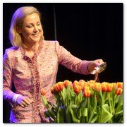 :: Pulse para Ampliar :: MARZ011.- Bettina Wulff, esposa del presidente de la República Federal de Alemania, ha inaugurado  la 62 exposición de flores de Keukenhof. Acompañada por su marido Christian Wulff y el príncipe de la corona holandesa Willem-Alexander, Bettina bautizó una nueva variedad de tulipán de bonito colorido, que llevará su nombre.