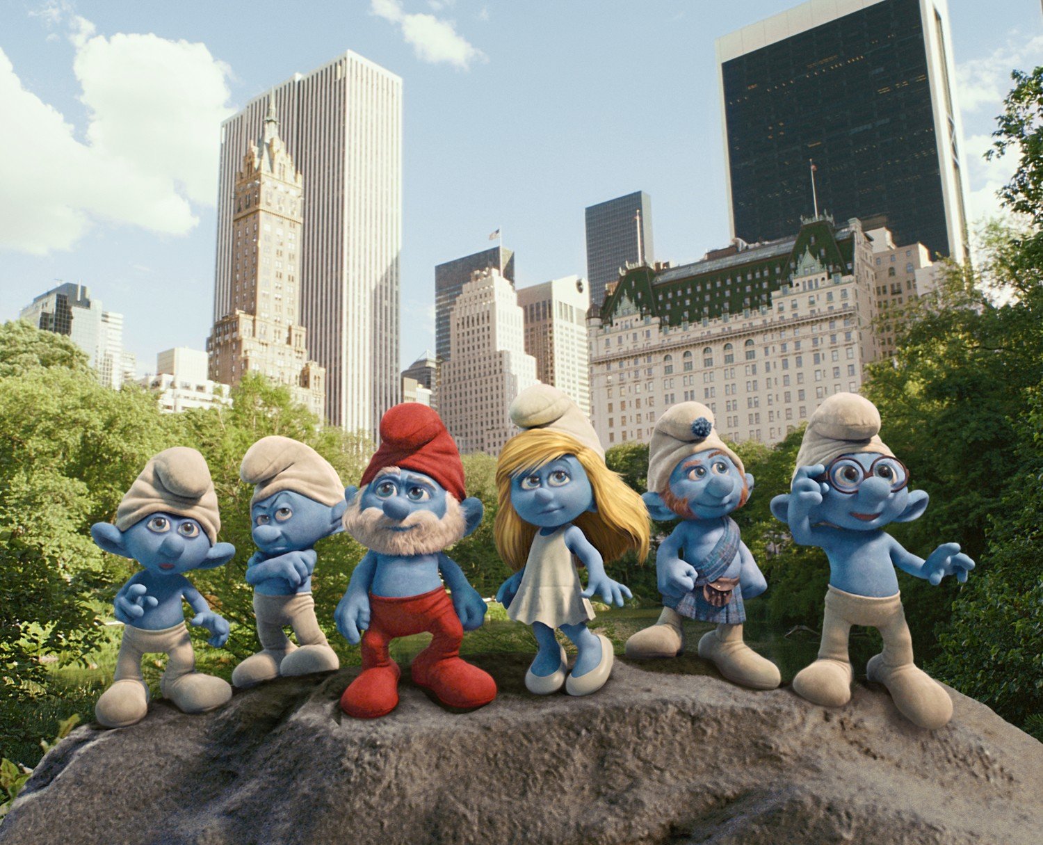 Clumsy, Grouchy, Papa, Smurfette, Gutsy and Brainy Smurf in Central Park in New York in Columbia
Pictures' THE SMURFS.