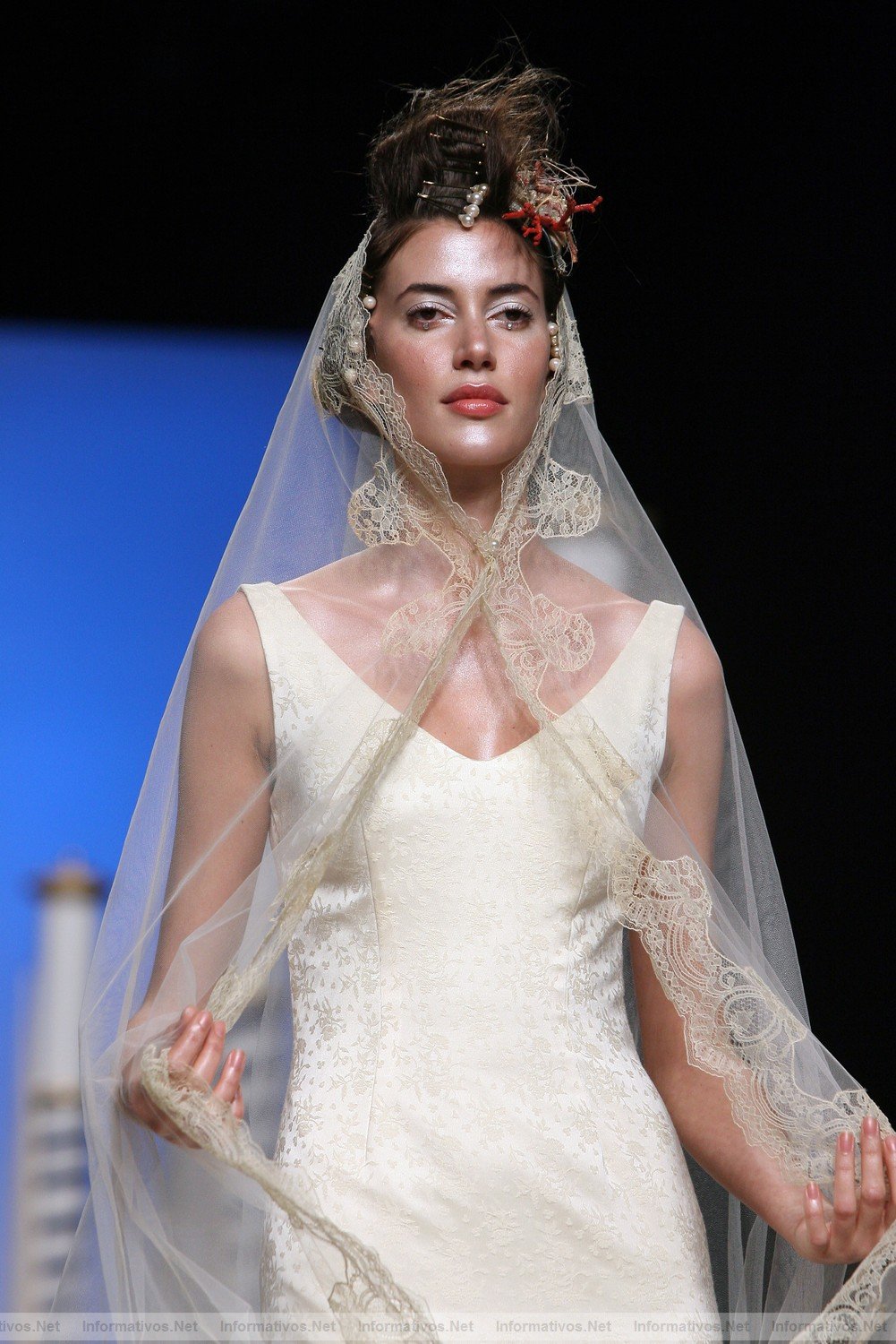 BCN10MAY011.- Barcelona Bridal Week - Victorio & Lucchino Coleccin 2012