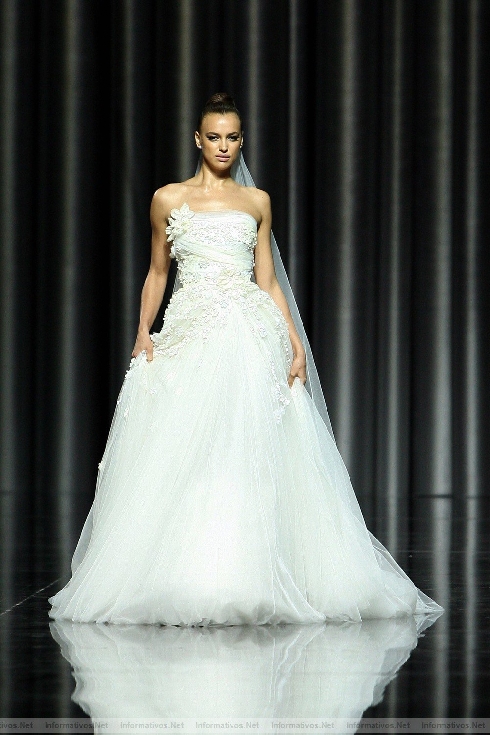 BCN13MAY011.- Barcelona Bridal Week - Pronovias Coleccin 2012 by Manuel Mota.
