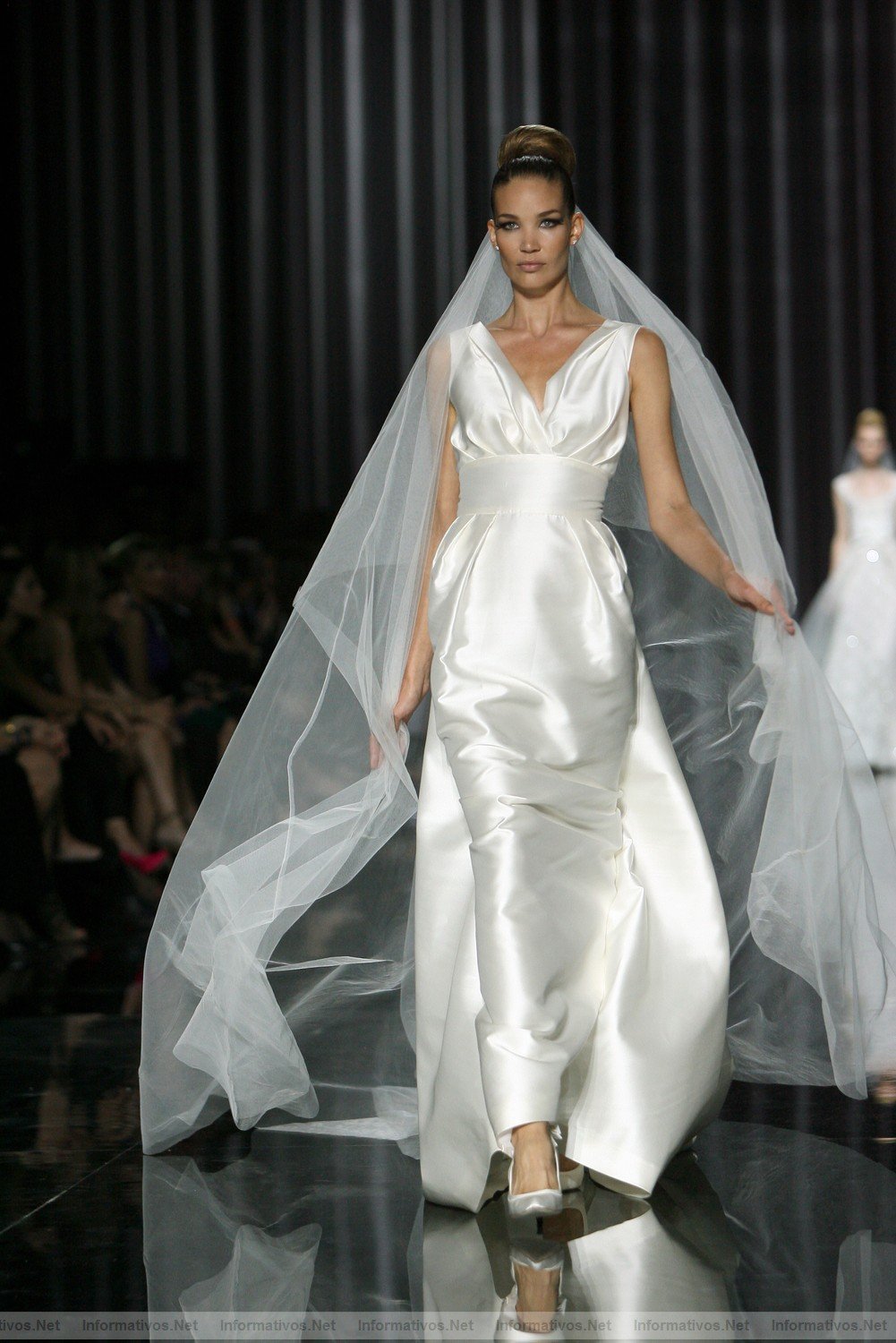 BCN13MAY011.- Barcelona Bridal Week - Pronovias Coleccin 2012 by Manuel Mota.