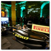 :: Pulse para Ampliar :: BCN19MAY011.- Fiesta Pirelli con motivo de la celebración del Gran Premio de la F1 en Barcelona. Todos los invitados que quisieron disfrutaron del simulador de F1