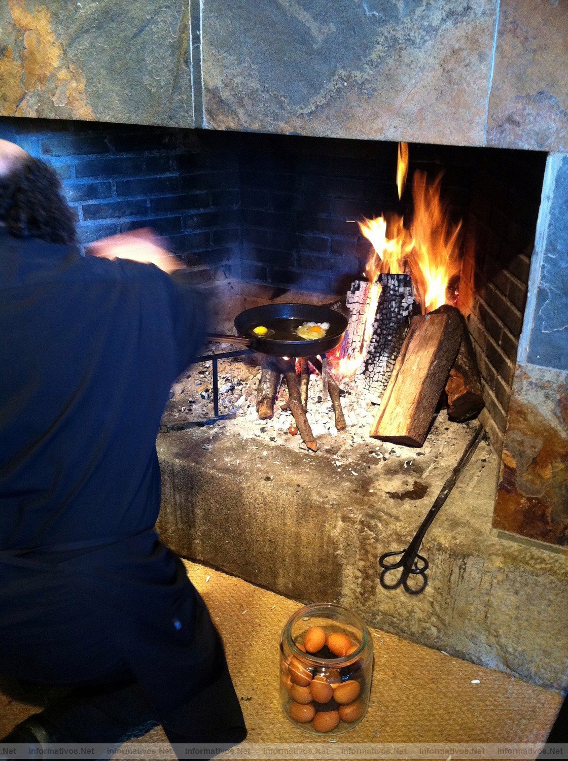 MAY011.- Instalaciones privadas de CARPIER. Carlos friendo unos huevos de gallina trufados (con trufa fresca natural) en la chimenea