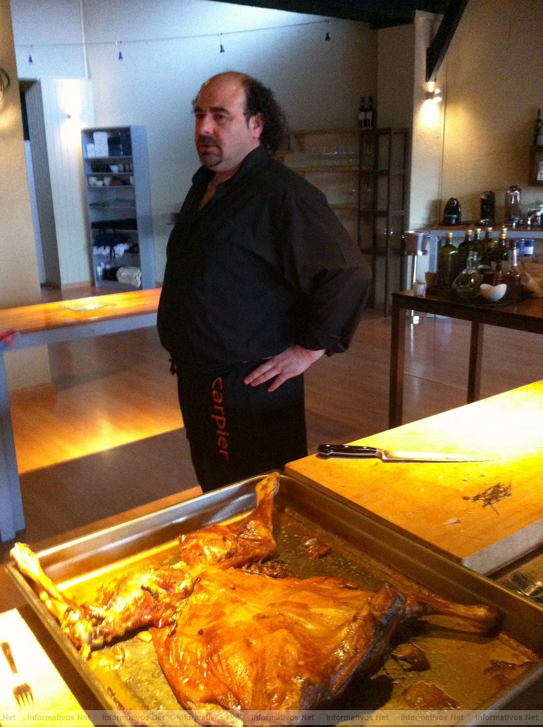 MAY011.- Instalaciones privadas de CARPIER. Carlos supervisando un cordero asado