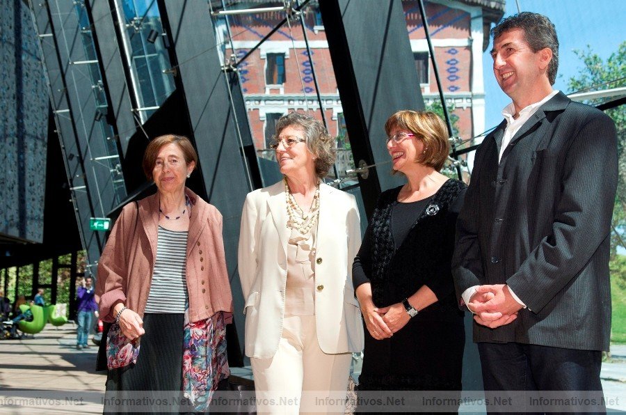 Angeles Fernandez Simon, Secretaria General Tcnica del Ministerio de Cultura; M Jesus Aramburu, Diputada Foral del Departamento de Cultura y Euskera de la Diputacin Foral de Gipuzkoa; Blanca Urgell, Consejera de Cultura del Gobierno Vasco y Presidenta de la Fundacin Cristbal Balenciaga Fundazioa; y Andoni Aristi, Alcalde de Getaria.