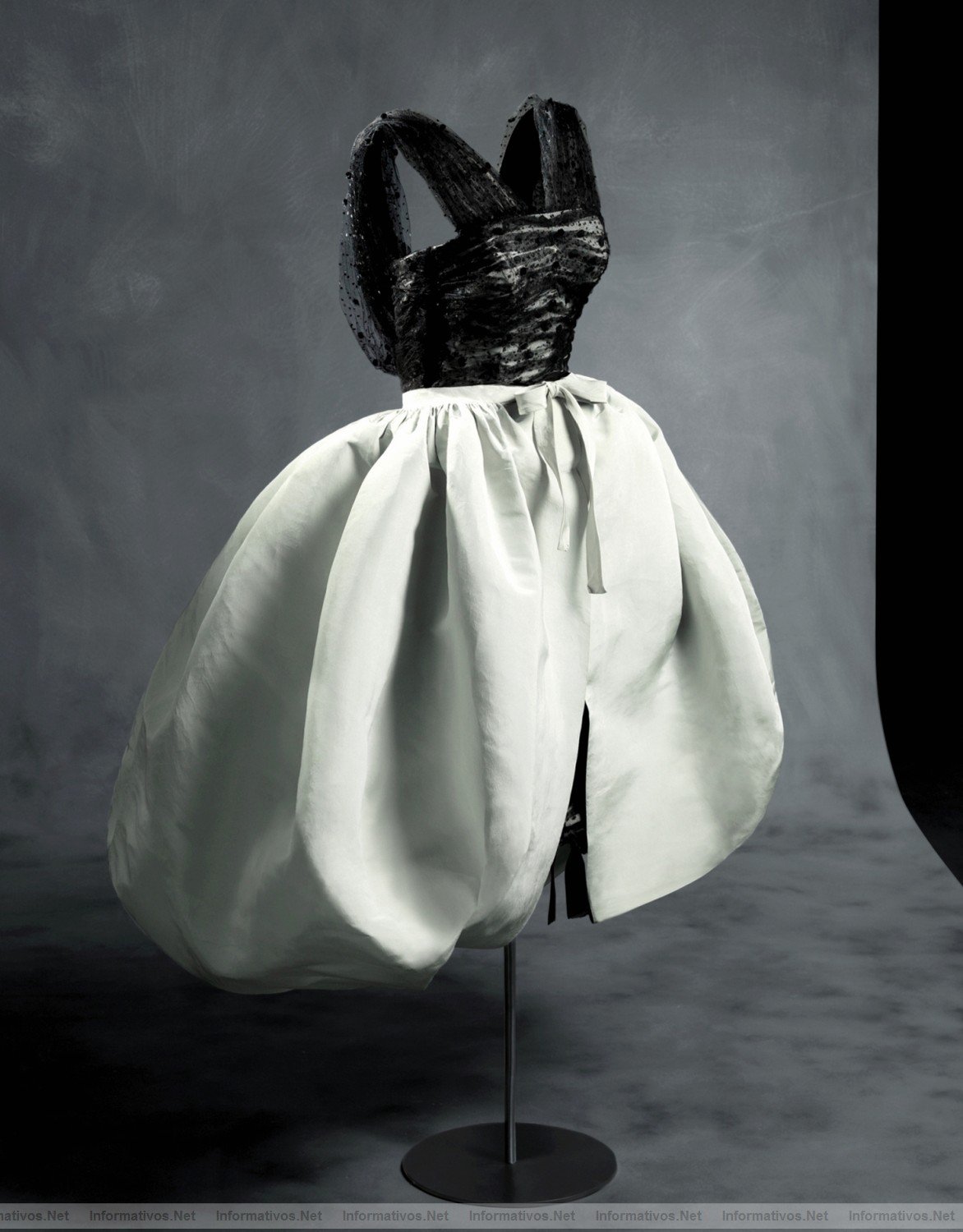 Cristbal Balenciaga Museoa: Vestido expuesto en el espacio cctel