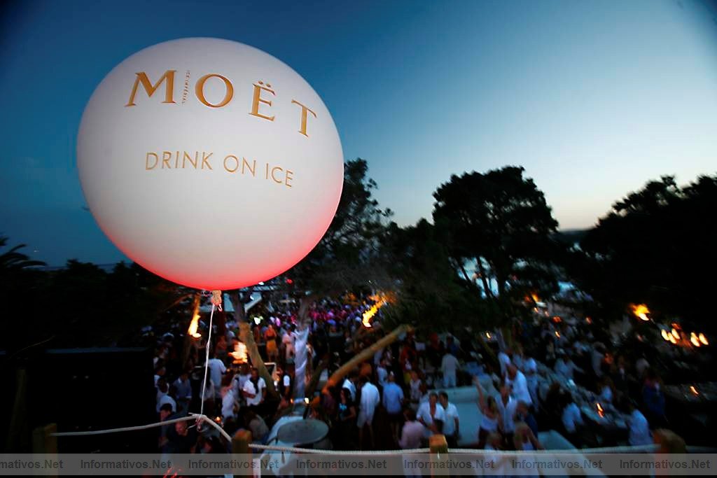 Mot & Chandon present el pasado domingo en el exclusivo Blue Marlin de Ibiza, uno de los locales ms VIP de las islas baleares, Mot Ice Imprial, el primer champagne del mundo especialmente diseado para ser disfrutado con hielo.