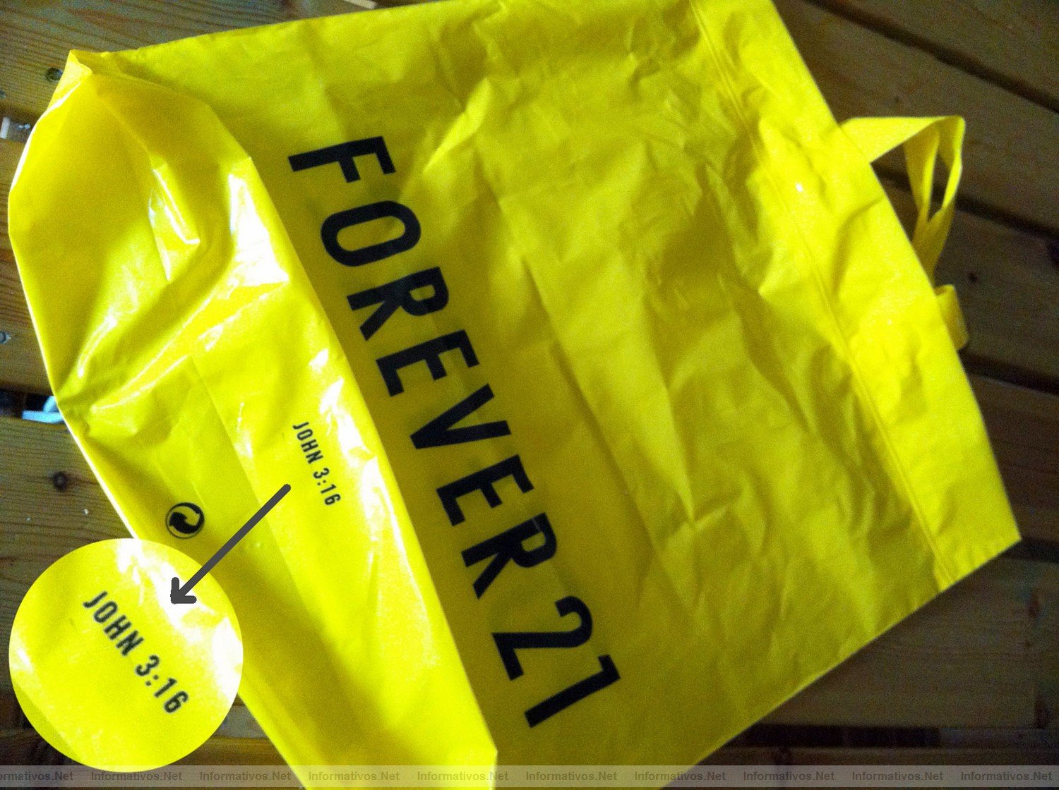 BCN3JUN011.- las llamativas bolsas de Forever 21 en amarillo chilln ya pueden verse por las calles shopping de la Ciudad Condal; unas bolsas que, por cierto y solo para curiosos- esconden cierta dosis de 'moralina'. La inscripcin 'John 3:16' (Juan 3:16) aparece en su base; en un lugar escondido, como si de un mensaje secreto se tratara.