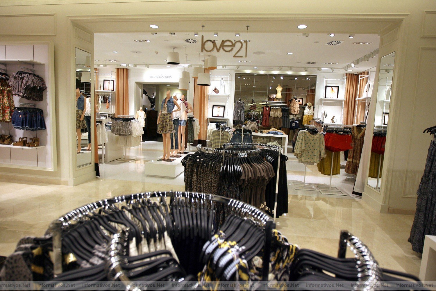 BCN3JUN011.- Forever 21 inaugura su primer espacio en el Centro Comercial La Maquinista de Barcelona