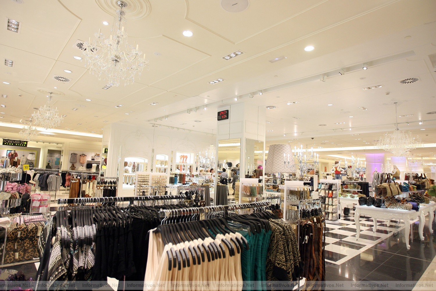 BCN3JUN011.- Forever 21 inaugura su primer espacio en el Centro Comercial La Maquinista de Barcelona