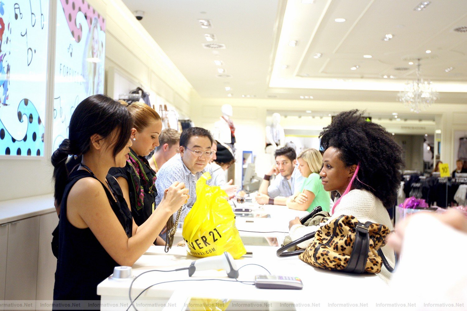 BCN3JUN011.- Forever 21 inaugura su primer espacio en el Centro Comercial La Maquinista de Barcelona