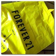 :: Pulse para Ampliar :: BCN3JUN011.- las llamativas bolsas de Forever 21 en amarillo chillón ya pueden verse por las calles shopping de la Ciudad Condal; unas bolsas que, por cierto y solo para curiosos- esconden cierta dosis de 'moralina'. La inscripción 'John 3:16' (Juan 3:16) aparece en su base; en un lugar escondido, como si de un mensaje secreto se tratara.