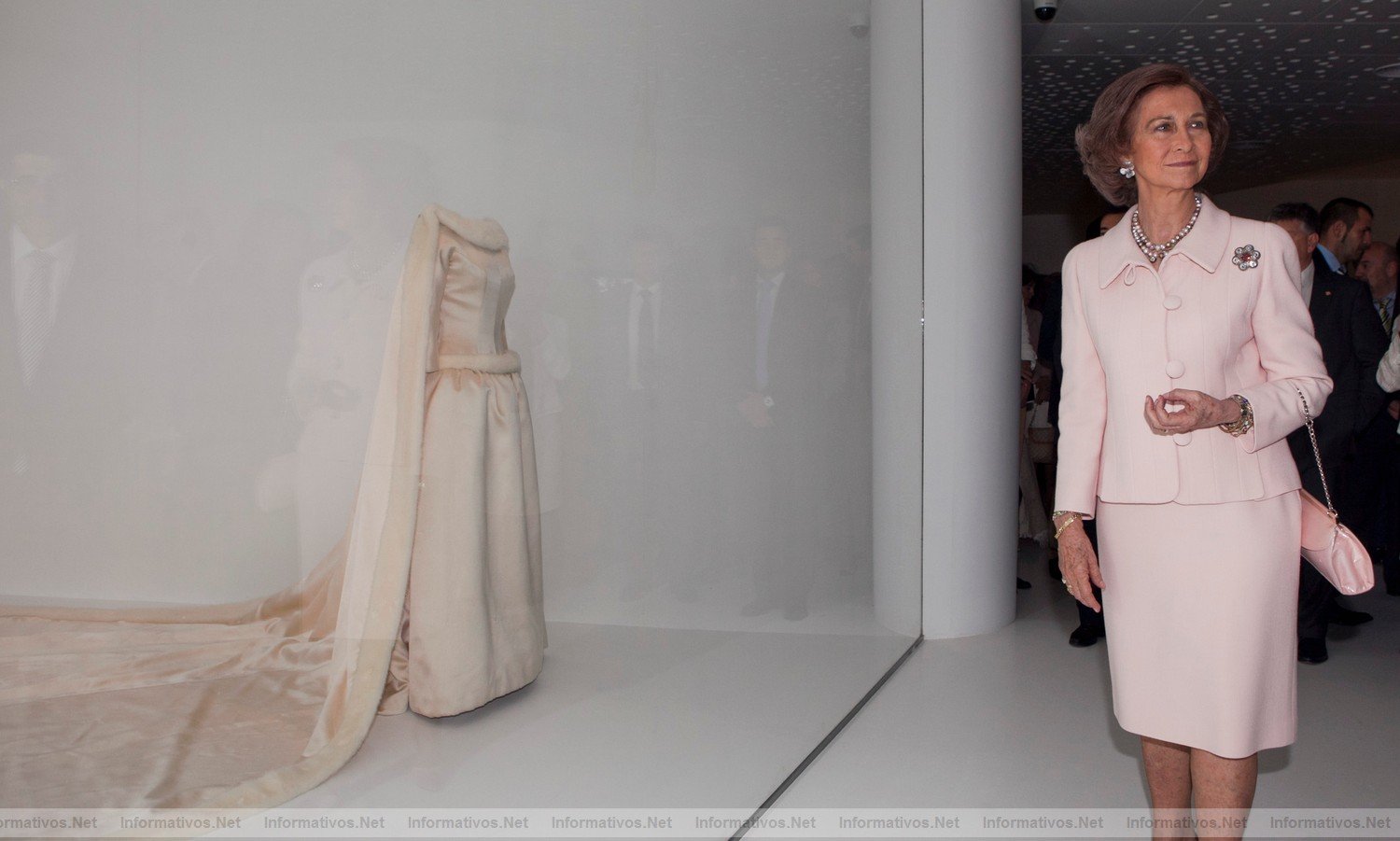 Getaria, 7 de junio de 2011. Inauguracin Cristobal Balenciaga Museoa: SM la Reina frente vestido de Fabiola de Belgica