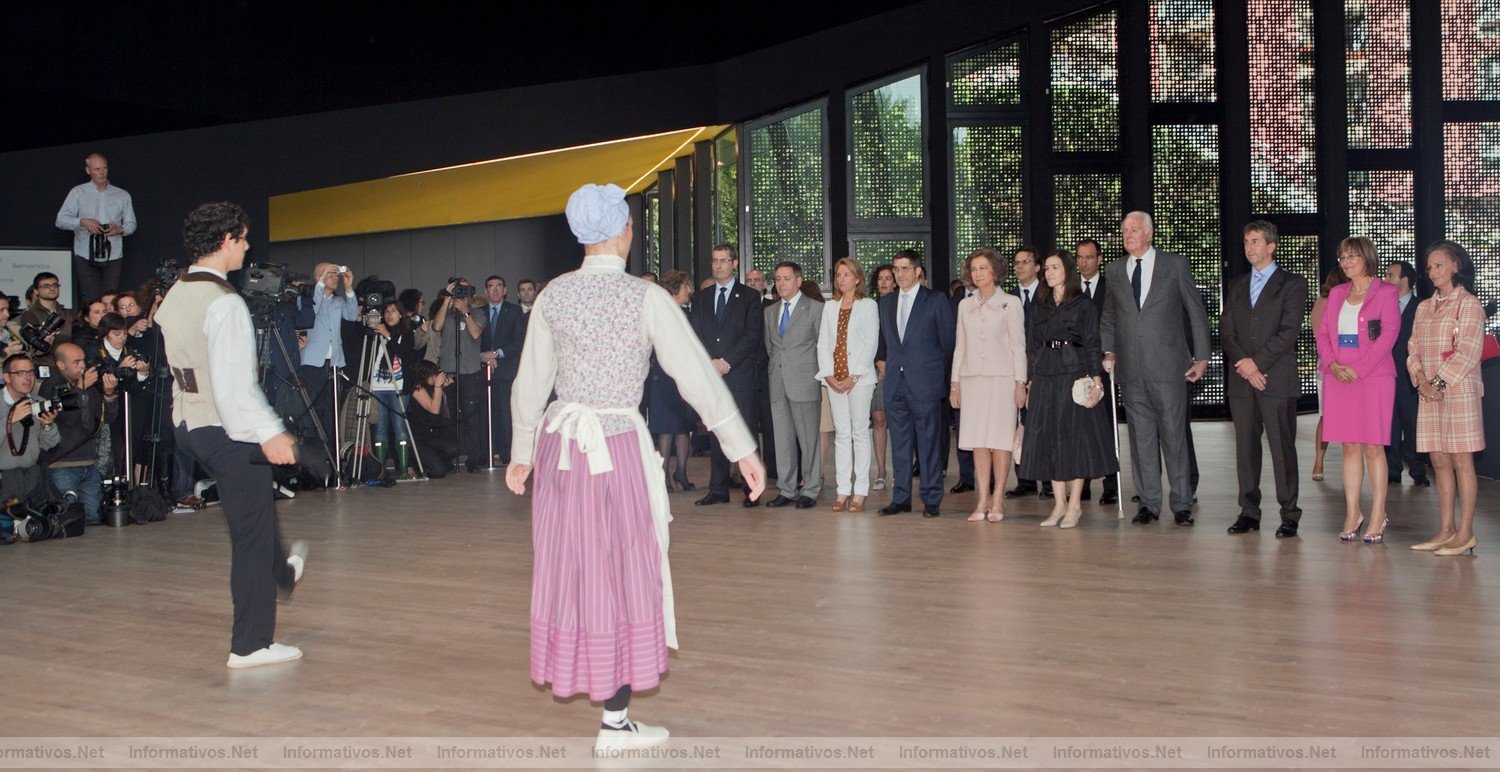Getaria, 7 de junio de 2011. Inauguracin Cristobal Balenciaga Museoa: Aurresku de honor (baile tpico vasco)