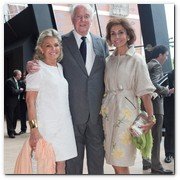 :: Pulse para Ampliar :: Getaria, 7 de junio de 2011. Inauguración Cristobal Balenciaga Museoa: Beatrice d'Orleans, Hubert de Givenchy, Presidente Fundador de la Fundación Cristóbal Balenciaga Fundazioa y Naty Abascal.