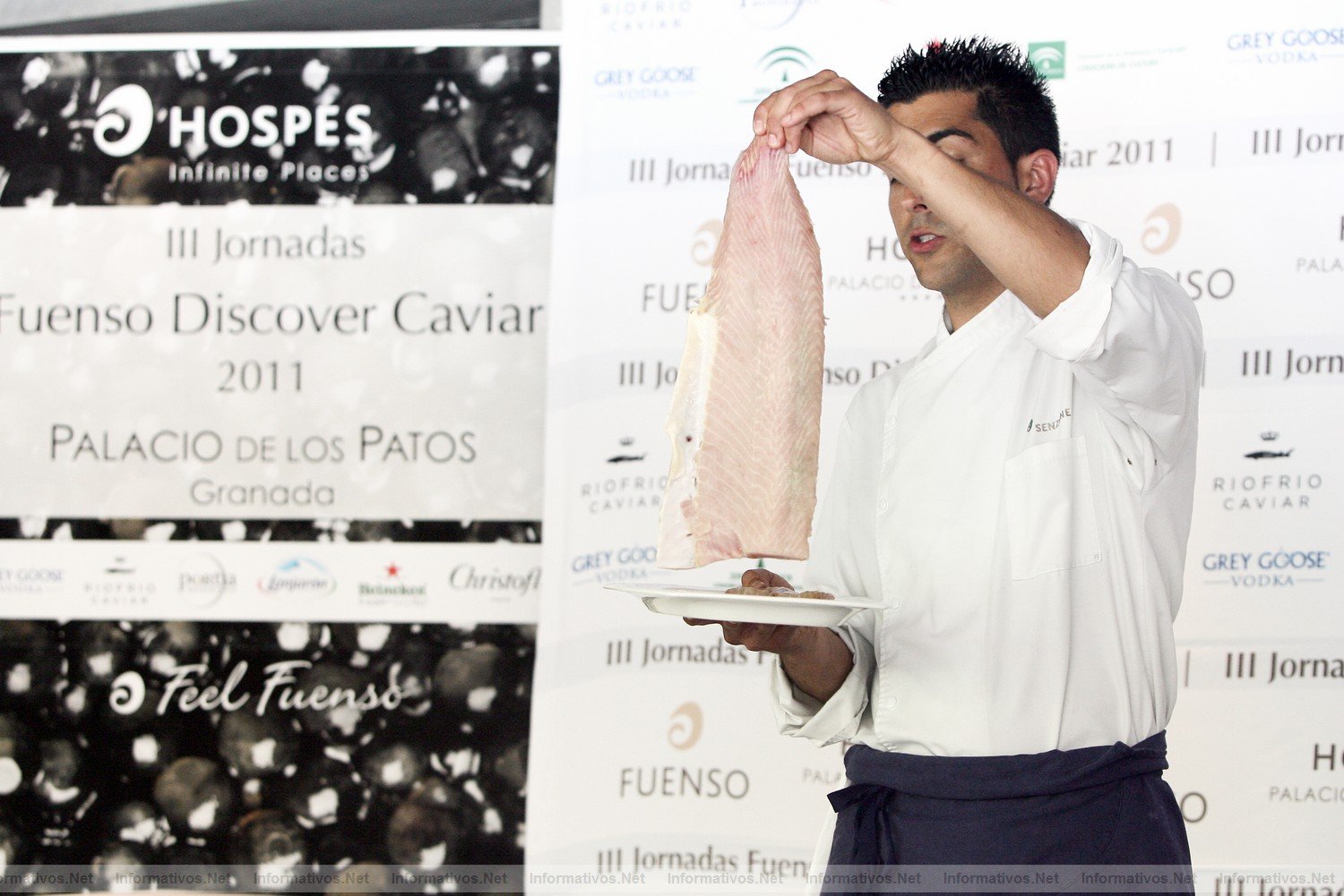 Granada, 9JUN011.- Show Cooking en las  III Jornadas sobre el Caviar (Fuenso Discover Caviar) en el  Hospes Los Patos de Granada. El chef del hotel, Javier Prez, elabor una sofisticada presentacin de carne de esturin envuelta en una fina loncha de panceta ibrica, atemperada sin llegar a gratinar, servida con un salmorejo de cereza (sustituyendo al tradicional tomate).