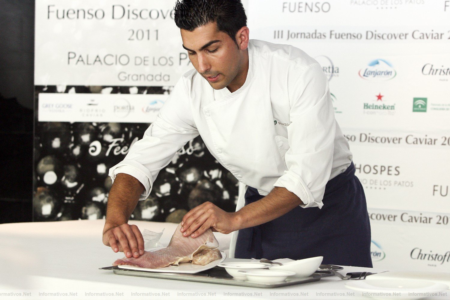 Granada, 9JUN011.- Show Cooking en las  III Jornadas sobre el Caviar (Fuenso Discover Caviar) en el  Hospes Los Patos de Granada. El chef del hotel, Javier Prez, elabor una sofisticada presentacin de carne de esturin envuelta en una fina loncha de panceta ibrica, atemperada sin llegar a gratinar, servida con un salmorejo de cereza (sustituyendo al tradicional tomate).